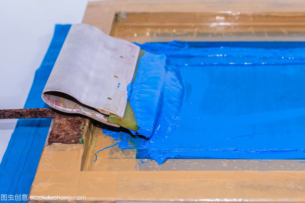 用藍色 t恤衫制作彩色印刷的手工絲網(wǎng)印刷